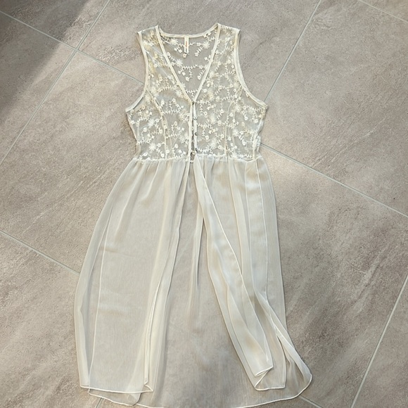 Orange Creek off white Lacey bohemian overlay/finishing piece size Medium - Picture 1 of 7